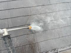 屋根高圧洗浄手元