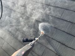 屋根　高圧洗浄手元