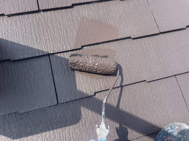 屋根　上塗り手元