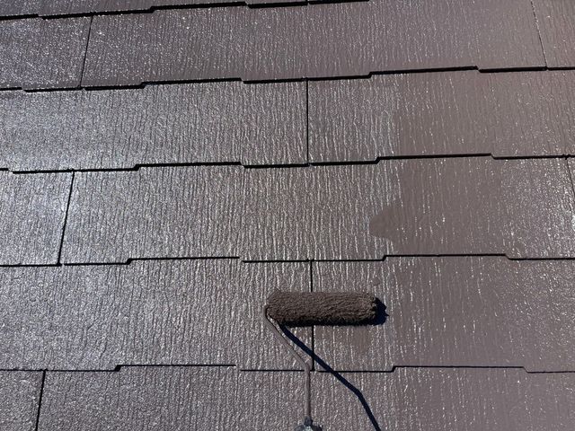 屋根　上塗り手元