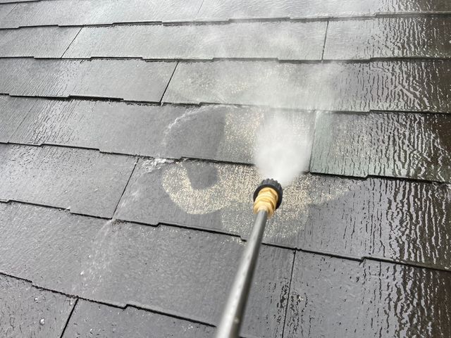 屋根　高圧洗浄手元