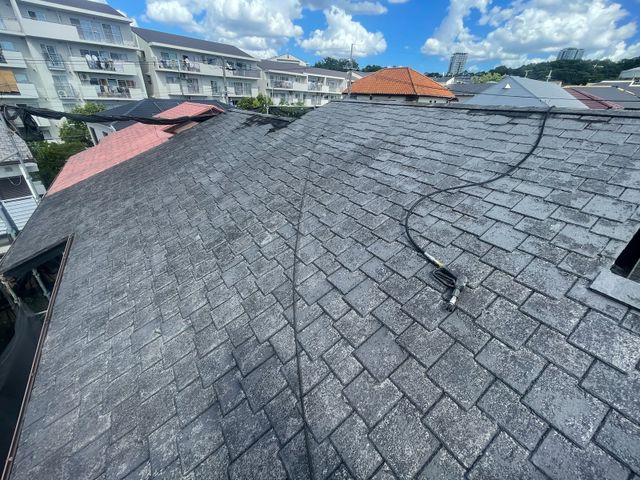 屋根　高圧洗浄前