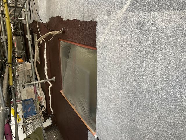 外壁　下塗り途中