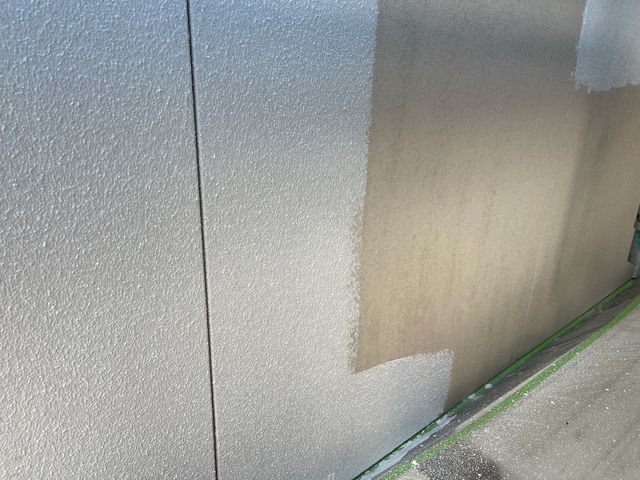 外壁　下塗り途中