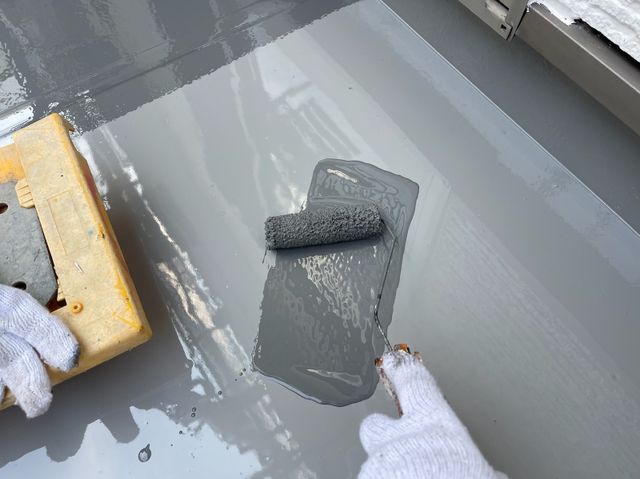 バルコニー　上塗り手元
