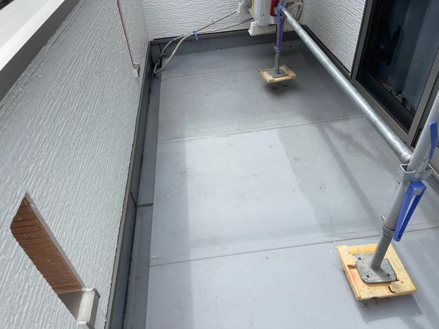 バルコニー　下塗り途中