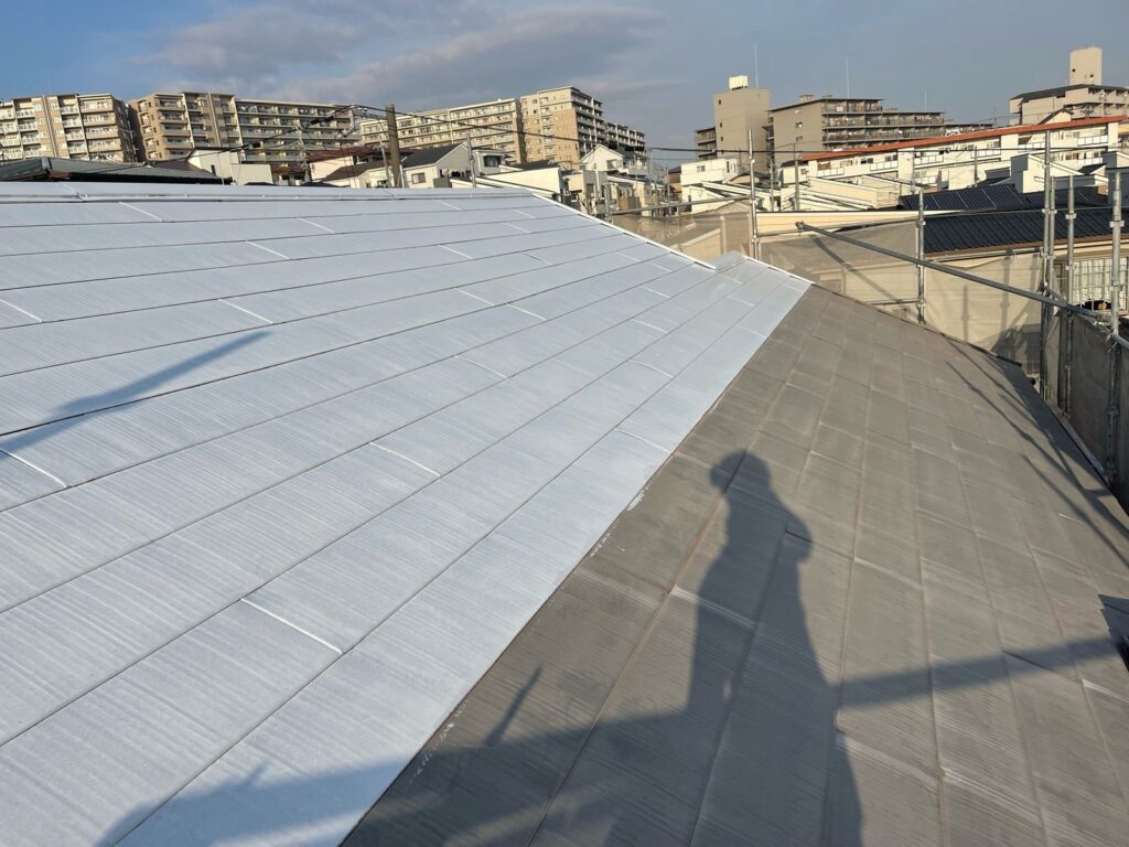 屋根 下塗り途中