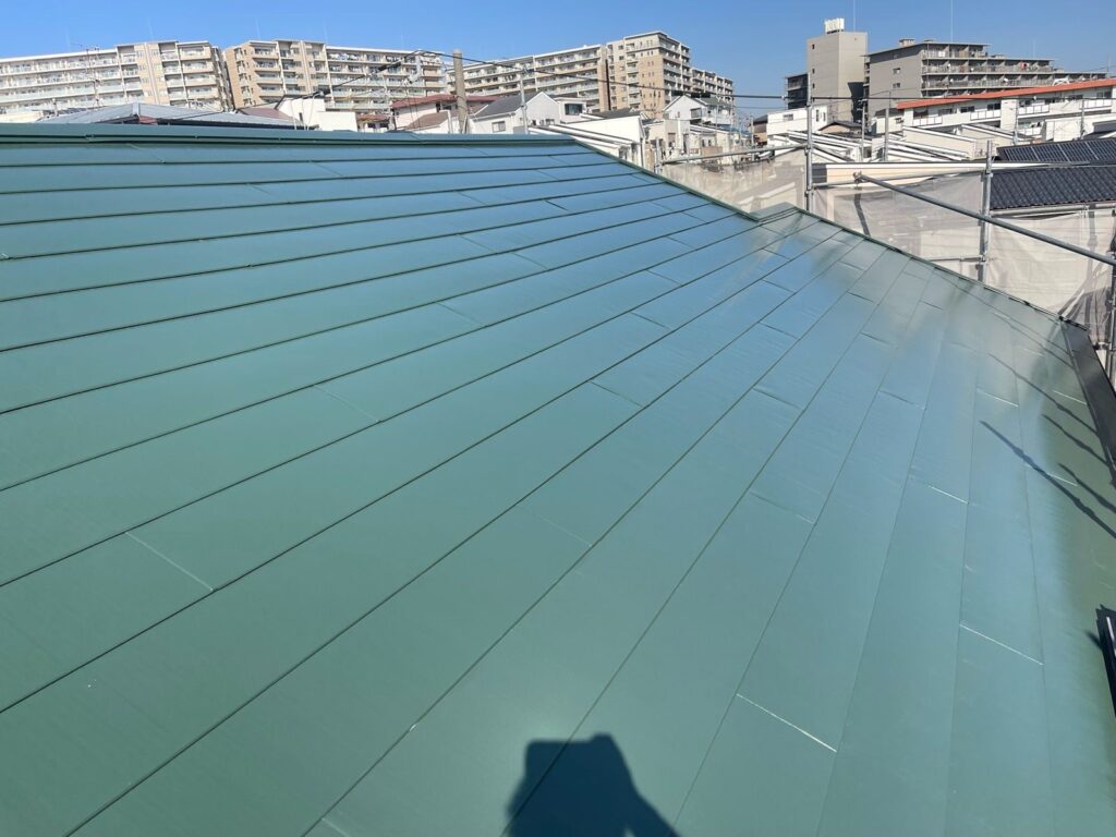 屋根 上塗り2回目途中