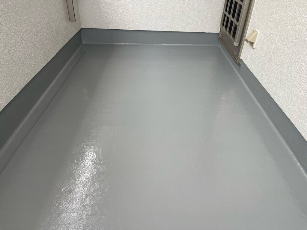 バルコニー 上塗り途中