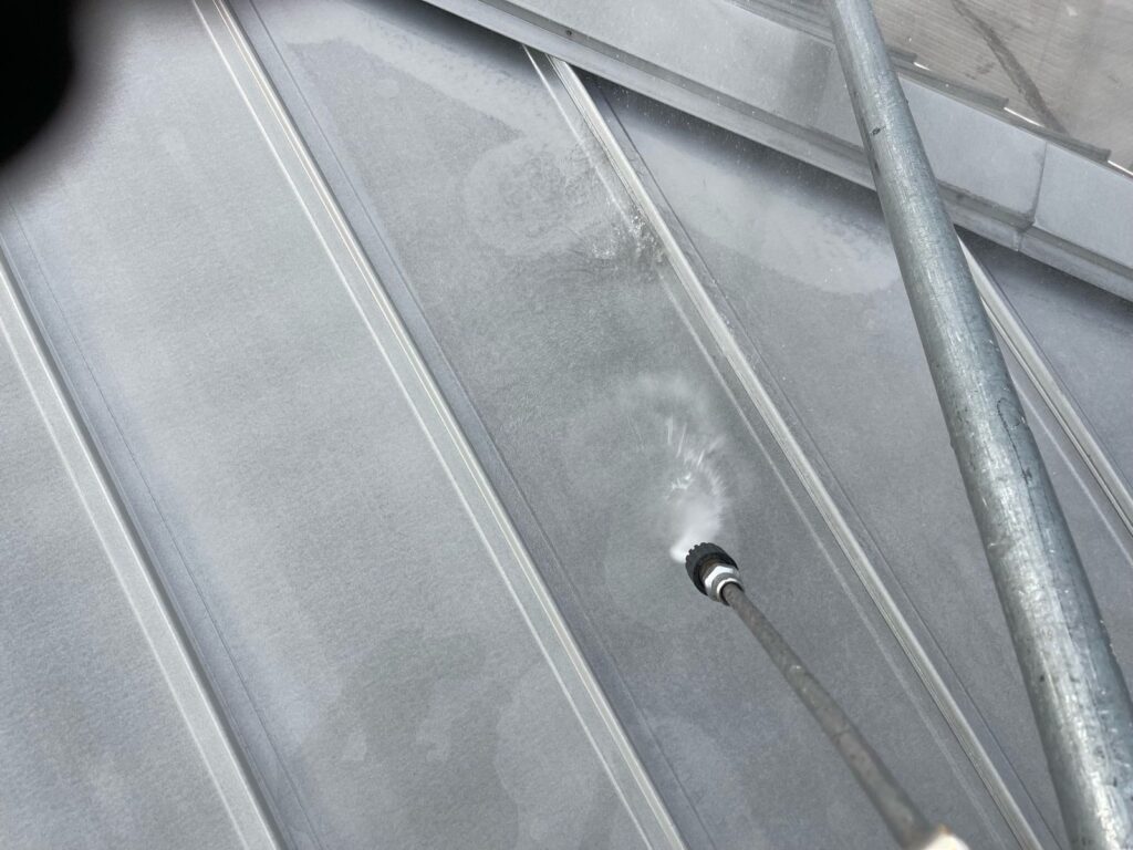 屋根　高圧洗浄手元