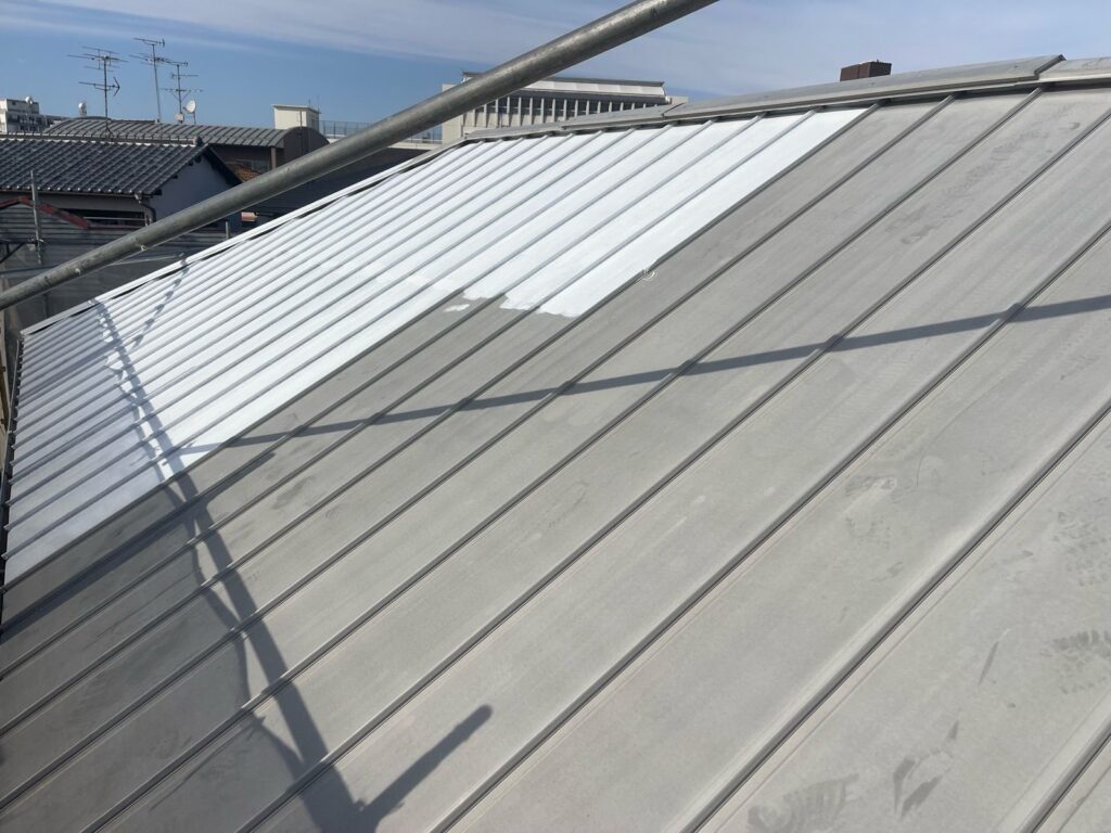 屋根 下塗り途中