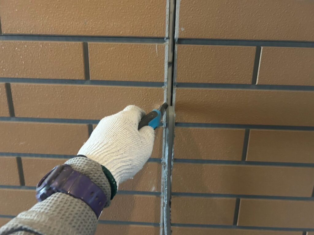 外壁 シール撤去途中