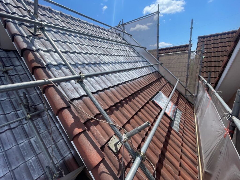 屋根 下塗り途中