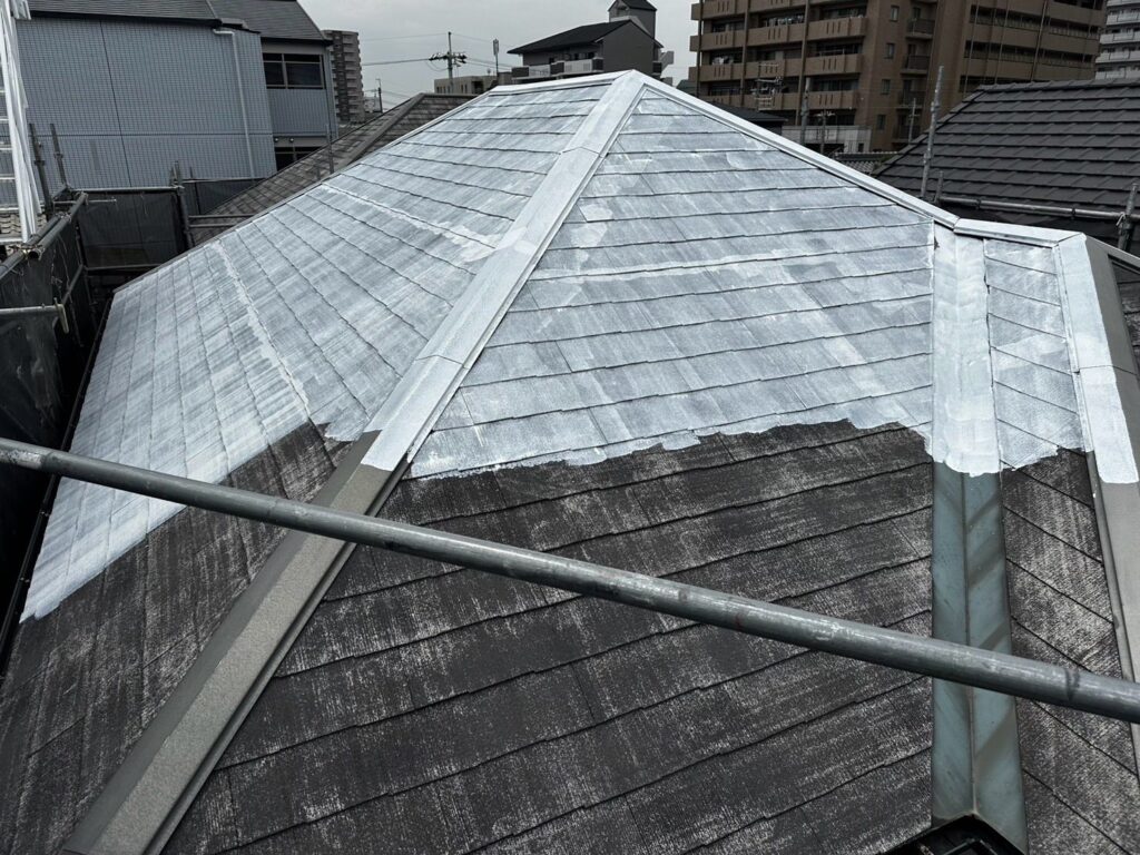 屋根 下塗り途中