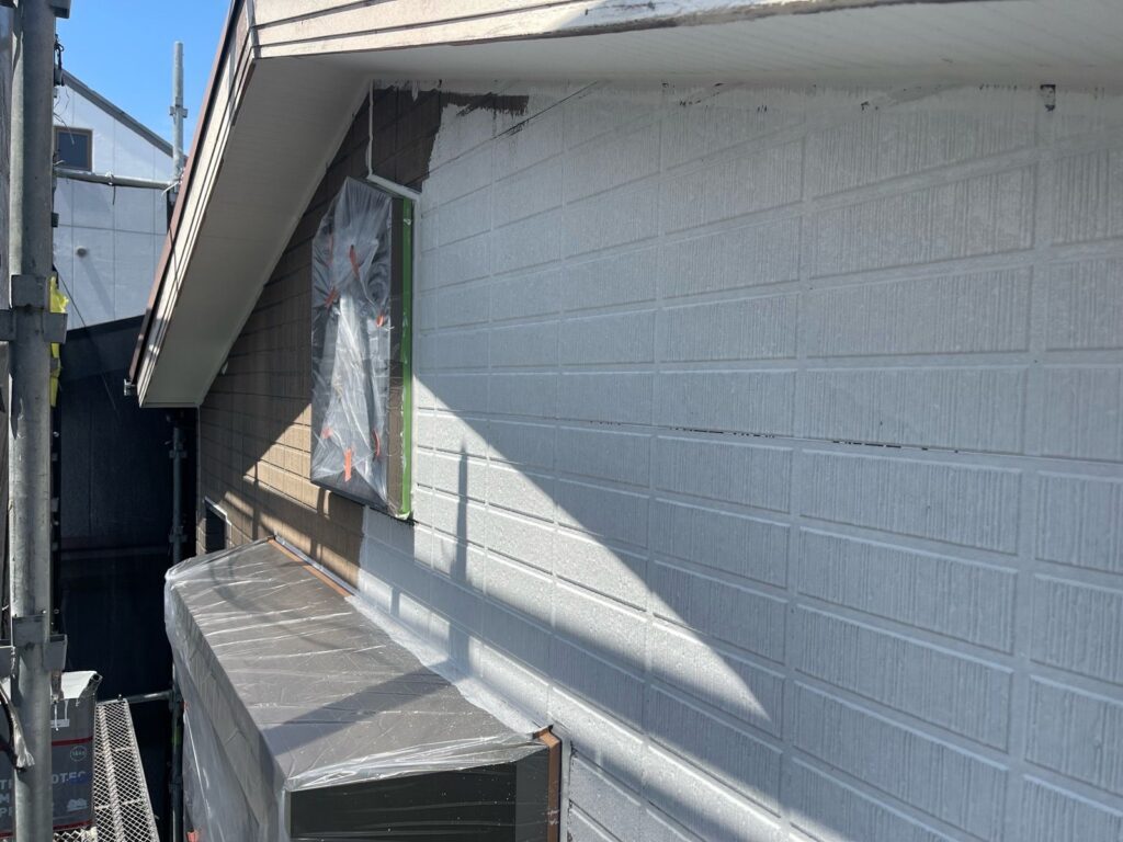 外壁　下塗り途中