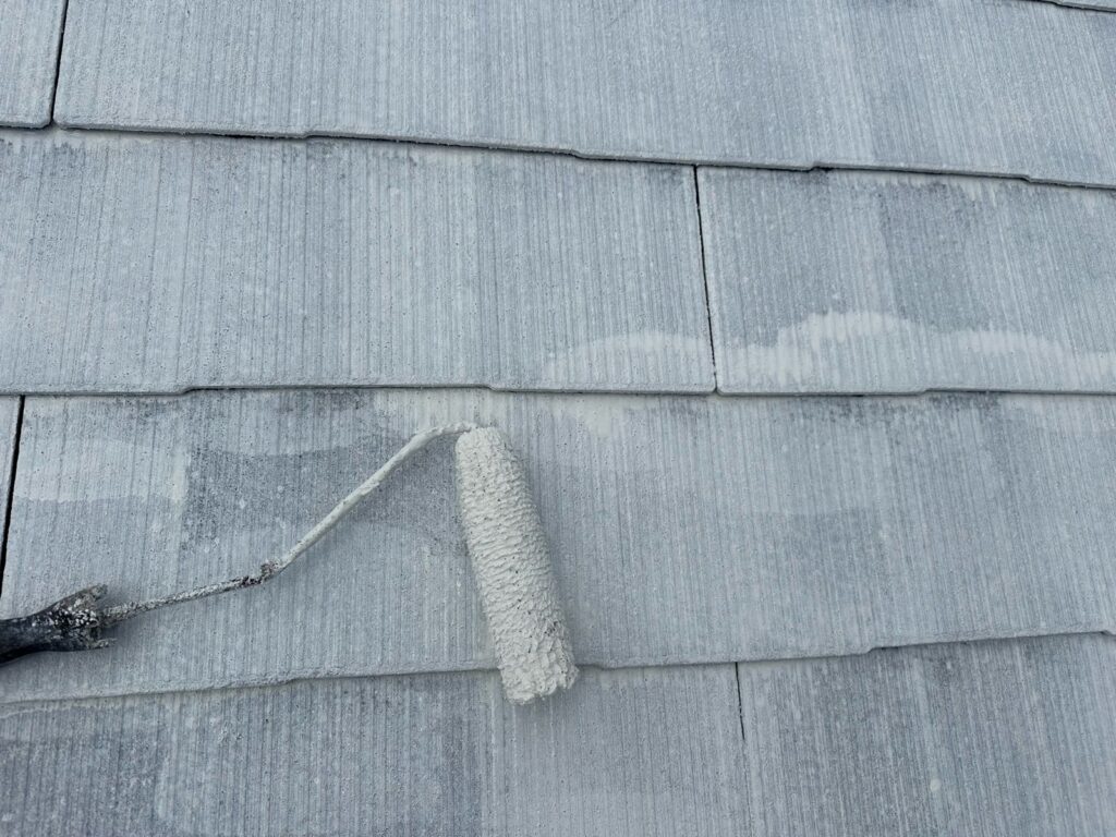 屋根　下塗り手元