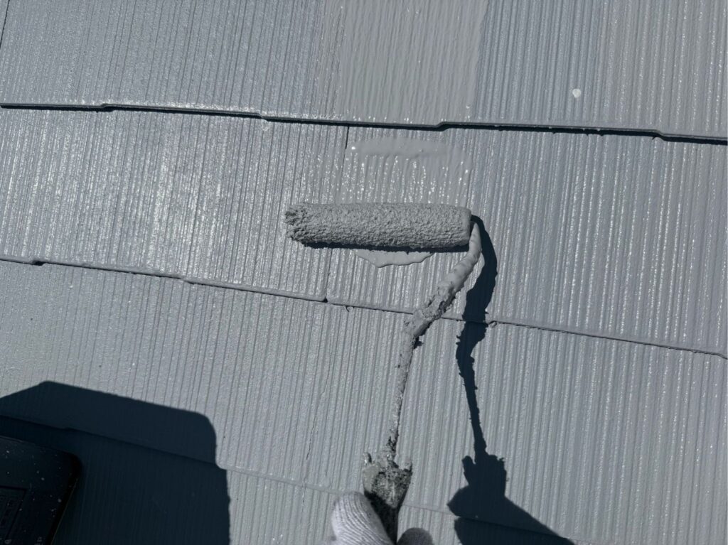 屋根　上塗り手元