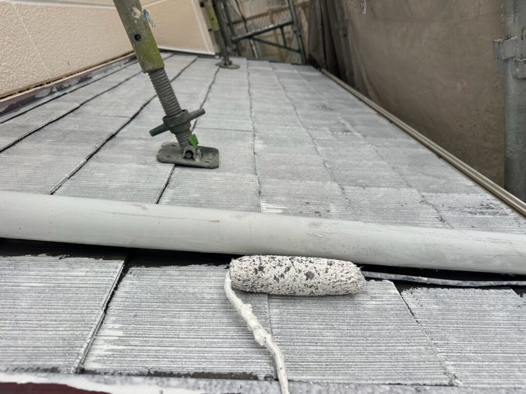 屋根　下塗り手元