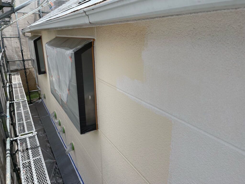 外壁　下塗り途中