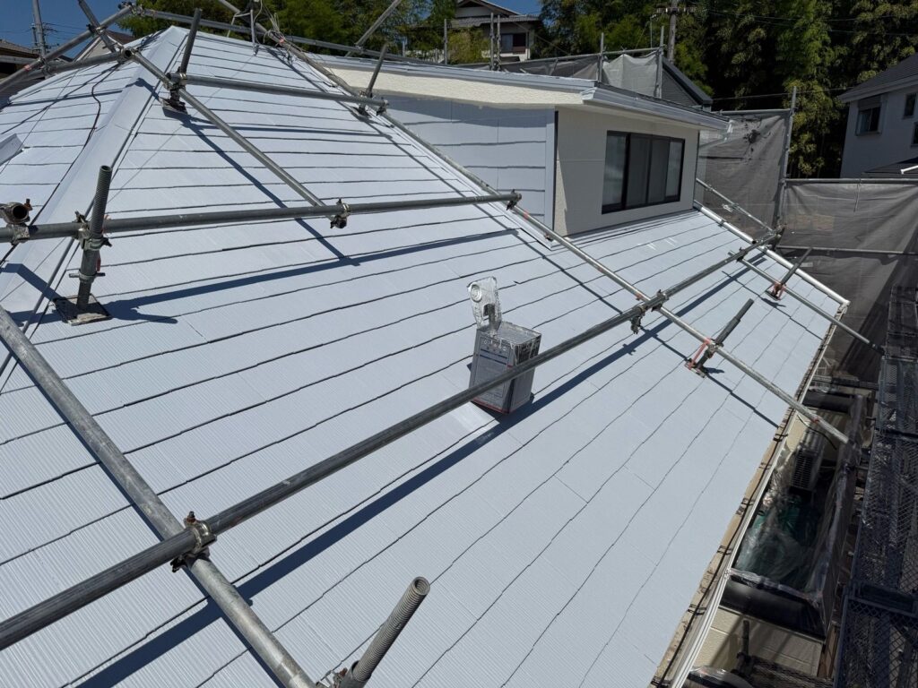 屋根　上塗り途中