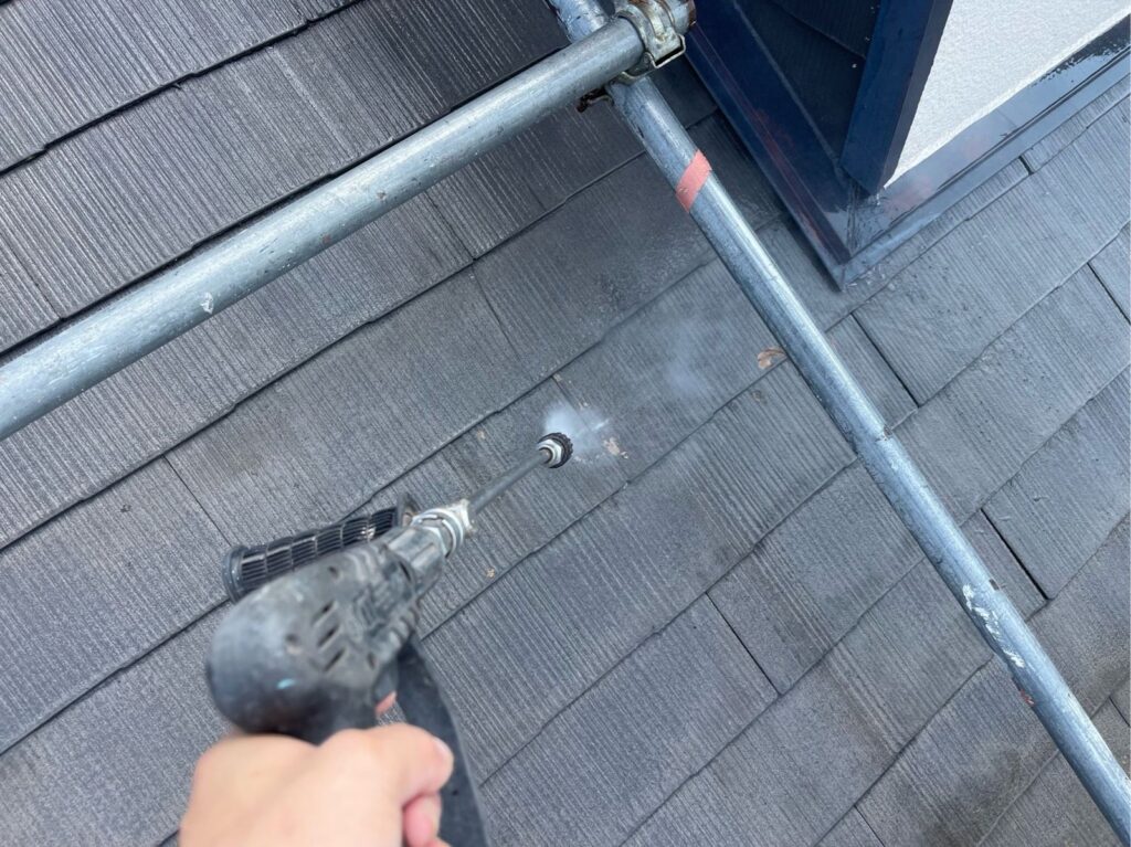 屋根 高圧洗浄手元