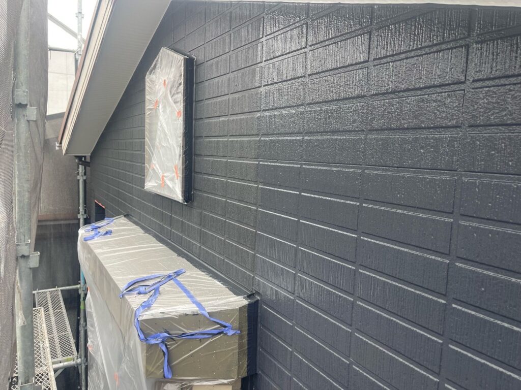 外壁　上塗り途中