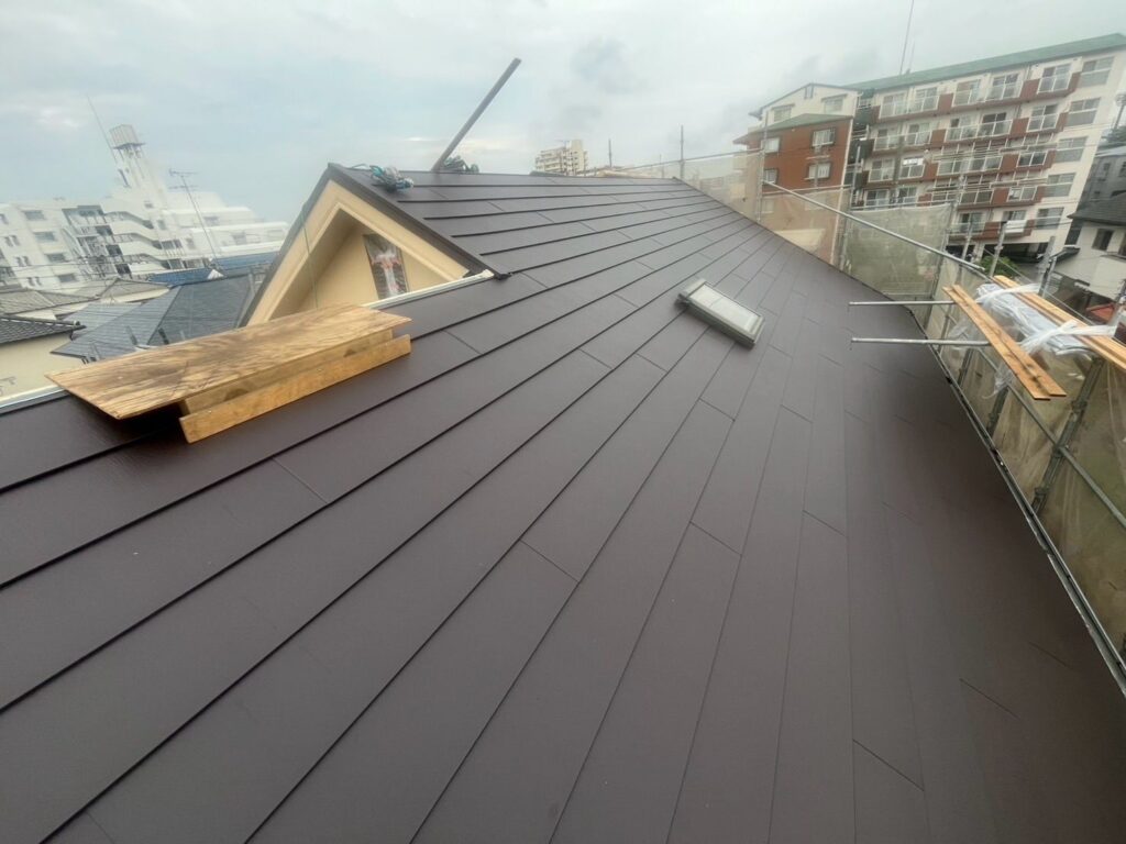 屋根カバー工法工事　スーパーガルテクト葺き