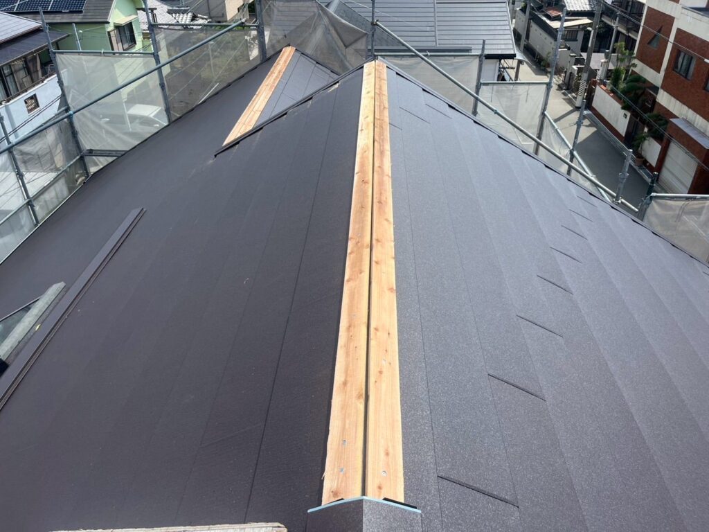 屋根カバー工法工事　棟下地取付