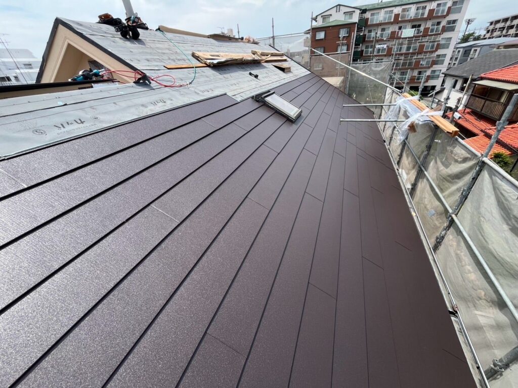 屋根カバー工法工事　スーパーガルテクト葺き