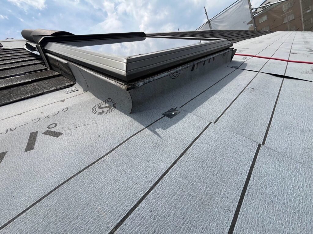 屋根カバー工法工事　ゴムアスルーフィング貼り作業