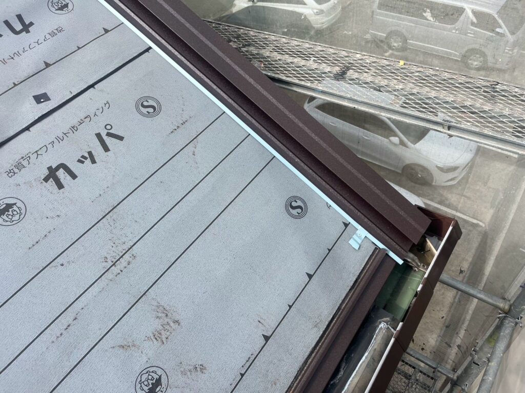 屋根カバー工法工事 ケラバ包み取り付け作業