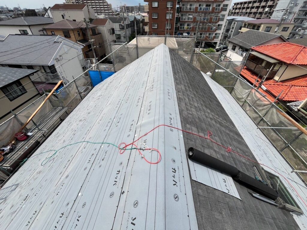 屋根カバー工法工事　ゴムアスルーフィング貼り作業