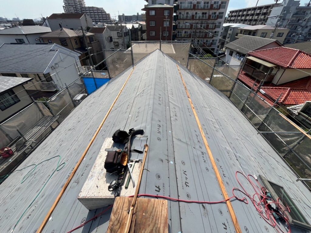 屋根カバー工法工事　ゴムアスルーフィング貼り作業