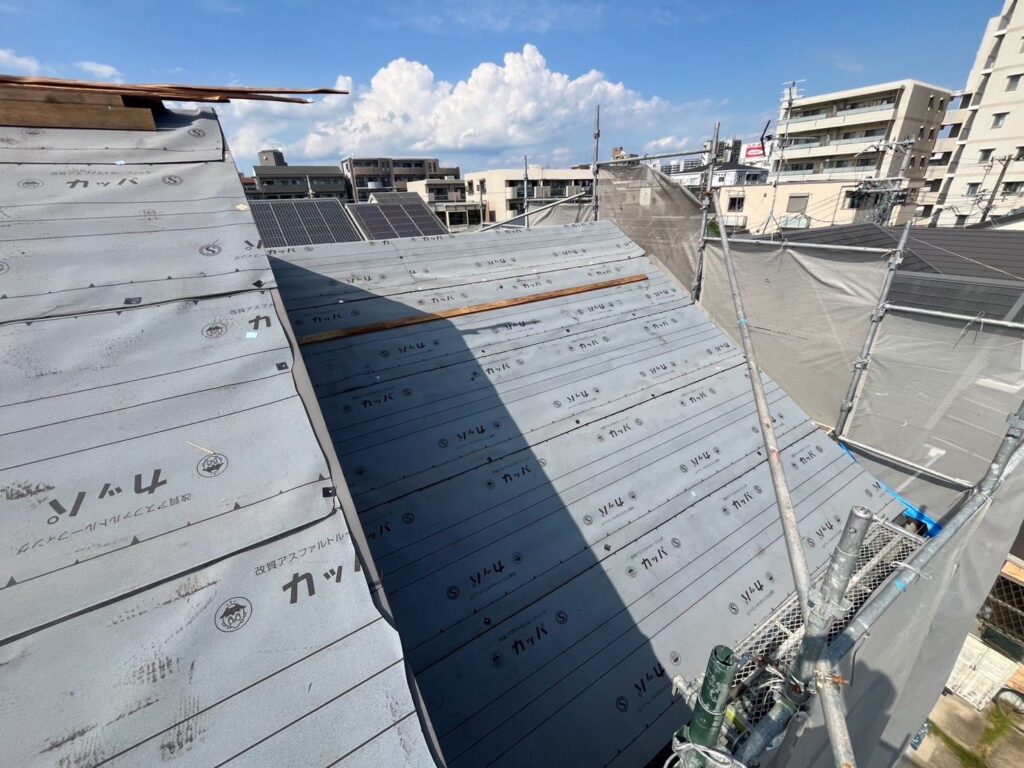 屋根カバー工法工事　ゴムアスルーフィング貼り作業