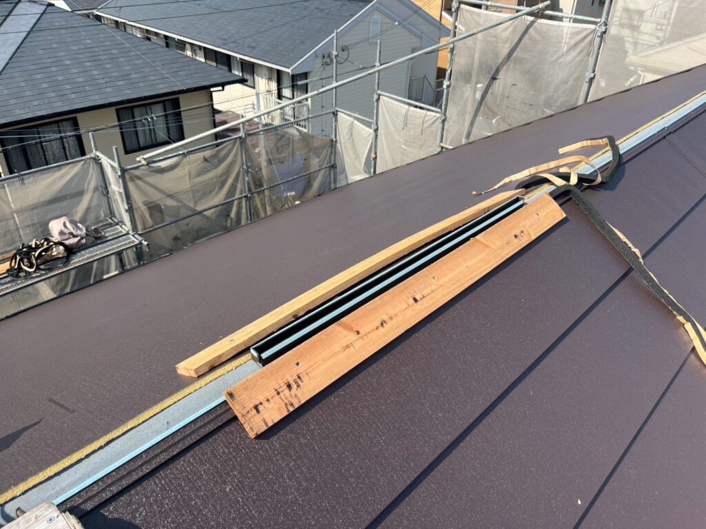 屋根カバー工法工事　棟下地取付