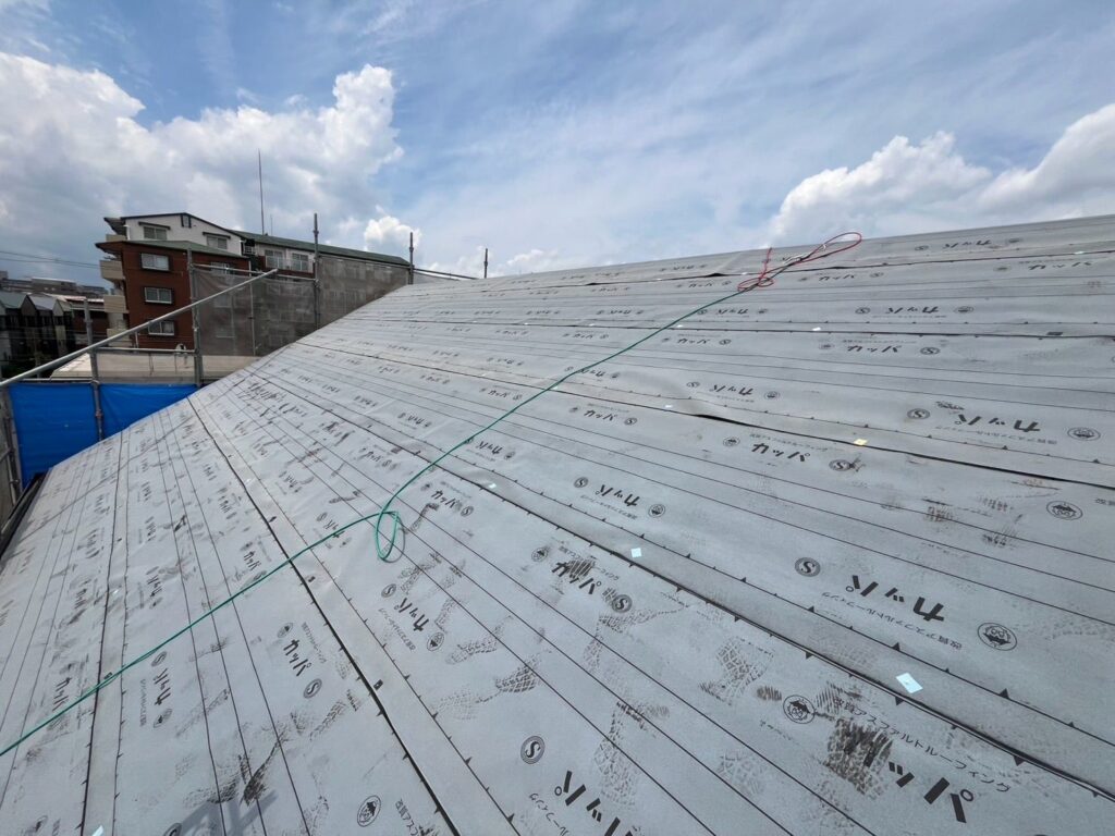 屋根カバー工法工事　ゴムアスルーフィング貼り作業