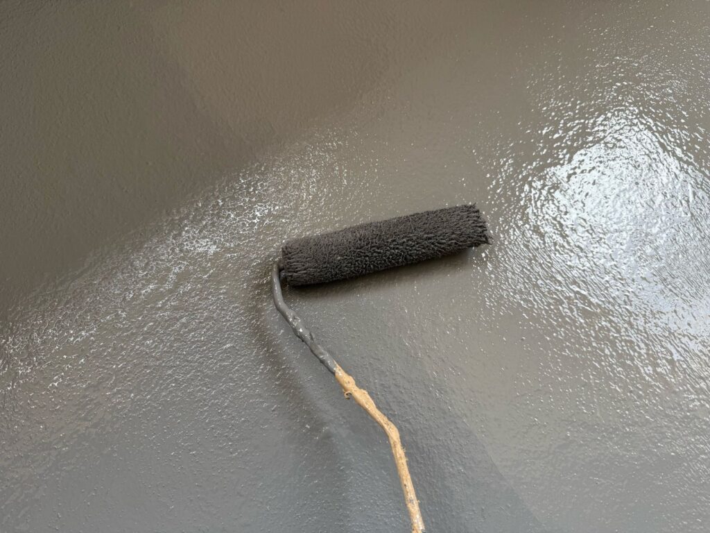 バルコニー　上塗り手元