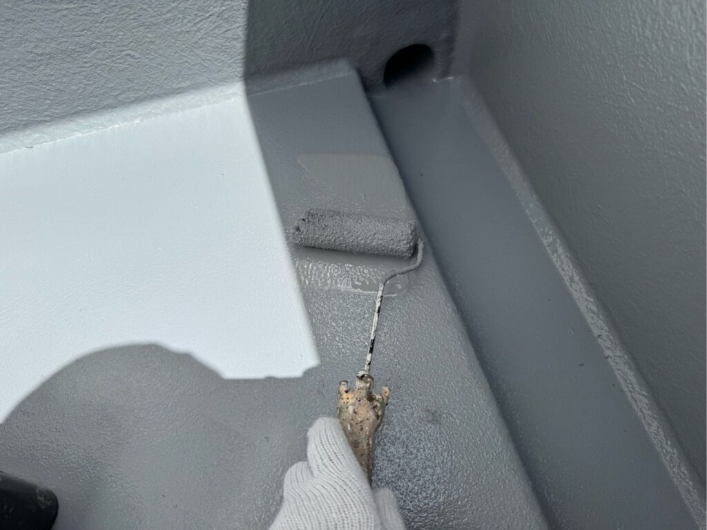 バルコニー　上塗り手元