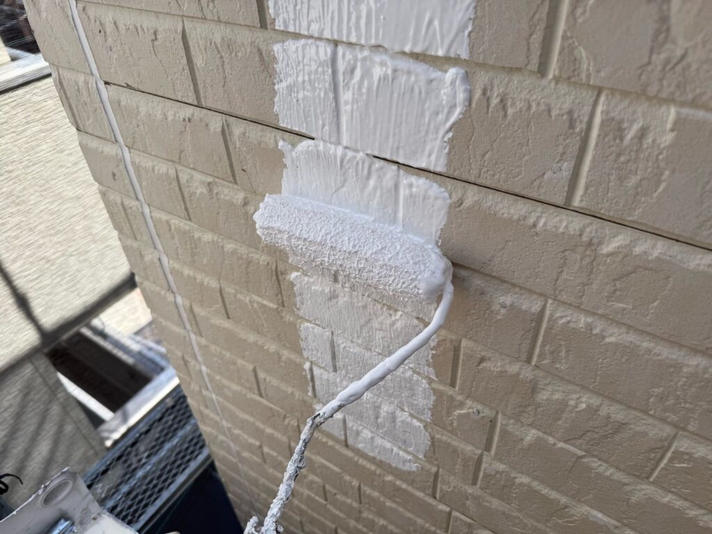 外壁　下塗り手元