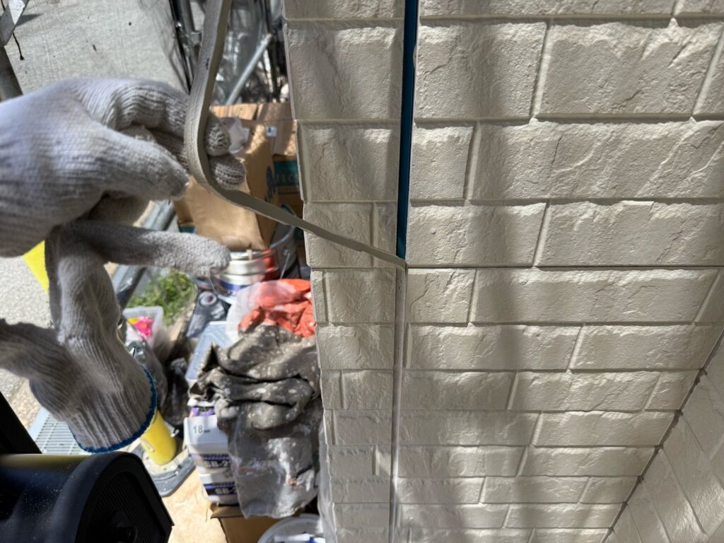 外壁　シール撤去途中