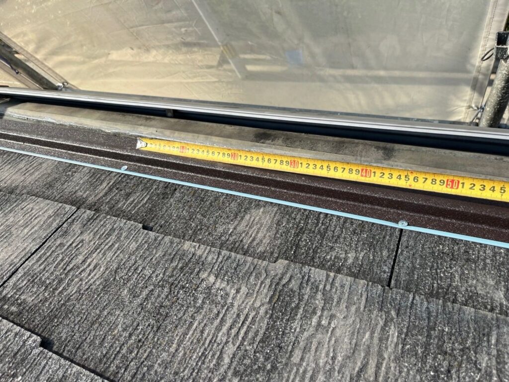 屋根カバー工法工事　軒先水切り取り付け後