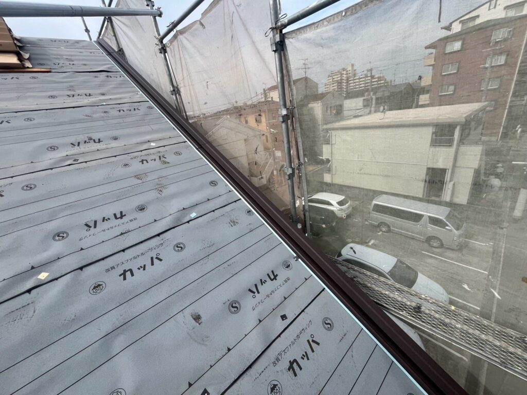 屋根カバー工法工事 ケラバ包み取り付け作業