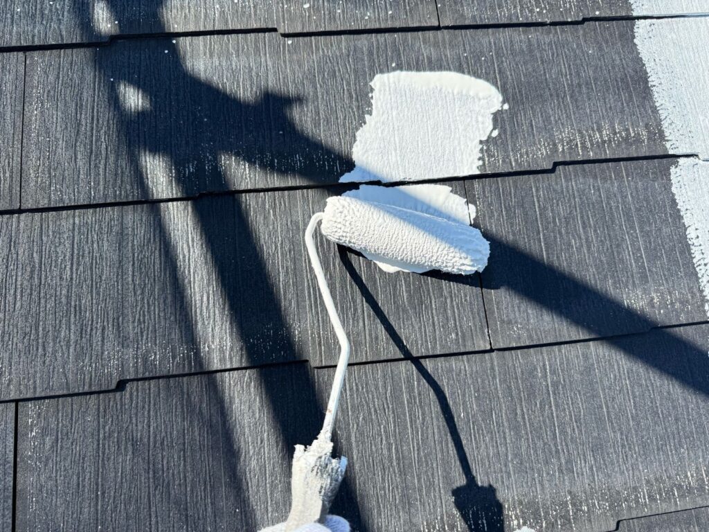 屋根　下塗り手元