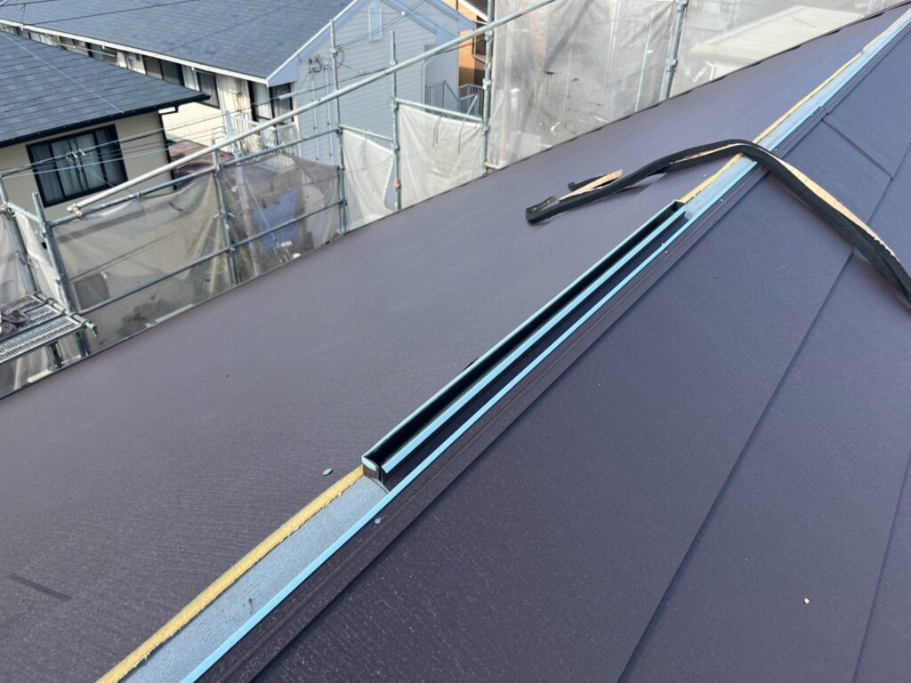 屋根カバー工法工事　棟下地取付