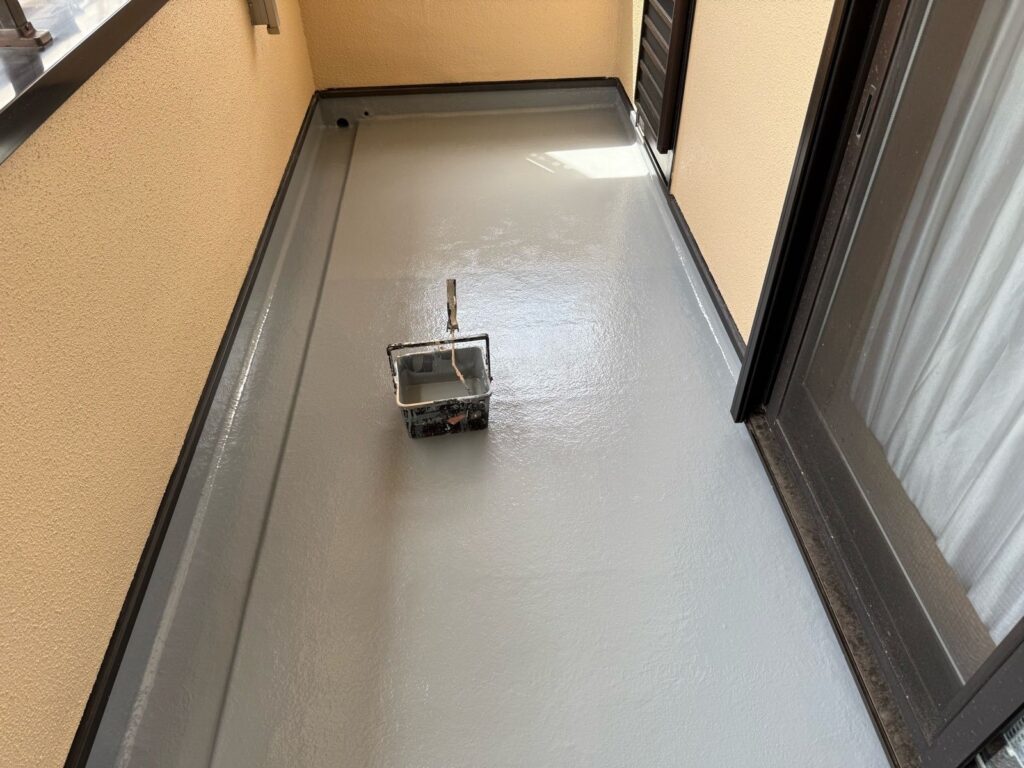 バルコニー　上塗り途中