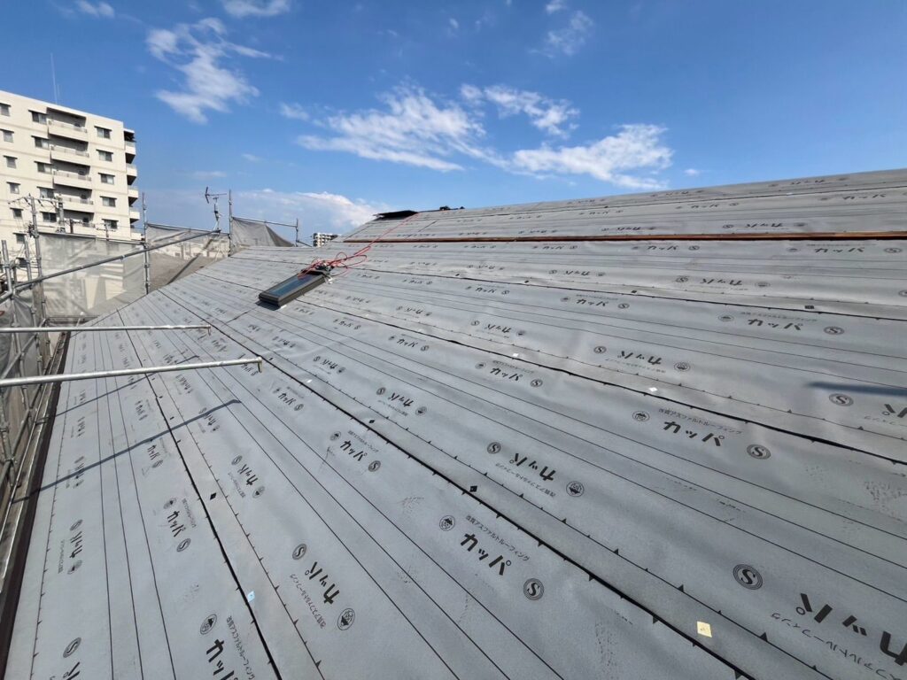 屋根カバー工法工事　ゴムアスルーフィング貼り作業