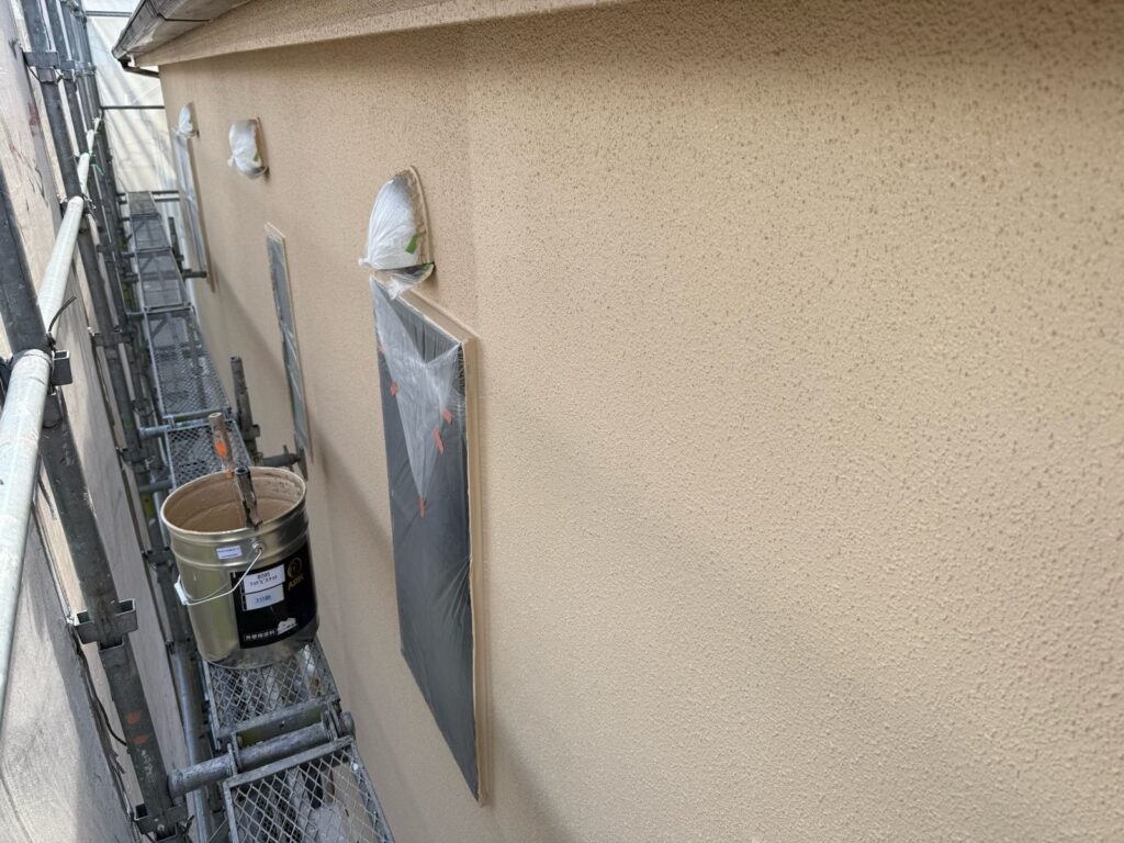 外壁　上塗り途中