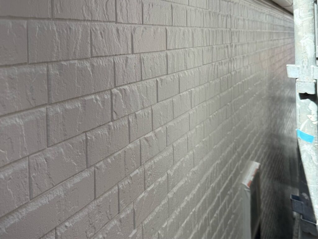 外壁　上塗り途中