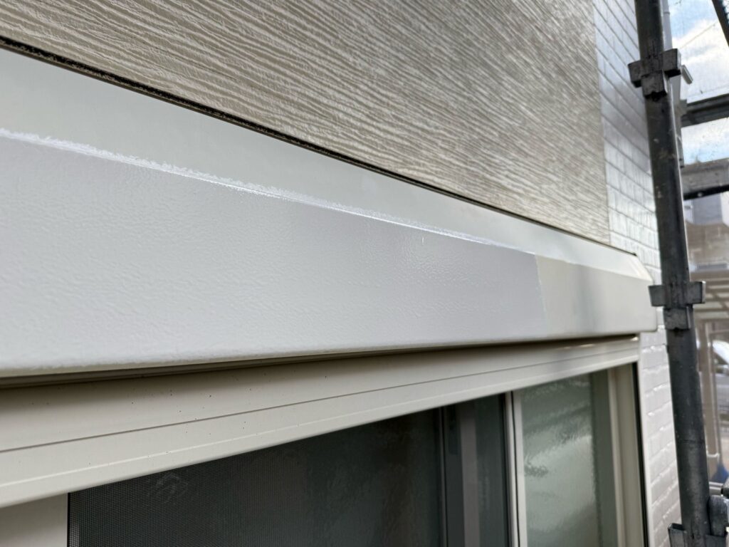 シャッター　付帯部　塗装途中