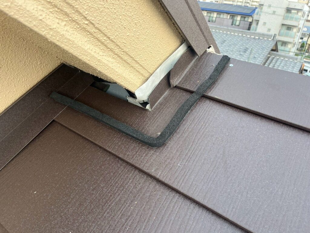 屋根カバー工法工事　壁際下地取付